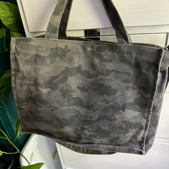 Designer Quilted Koala canvas tote with detachable crossbody strap! 💀Skull/Camo - Picture 6 of 8